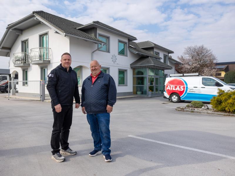 4 STANOVANJA, STARA PLINSKA PEČ IN OBČUTNO NIŽJI STROŠKI OGREVANJA
